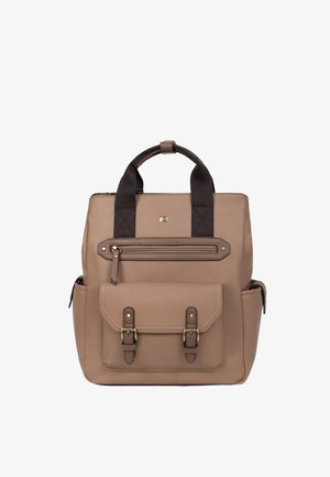 Beżowy plecak z czarnymi uchwytami, przednią kieszenią na zamek i większą kieszenią z klapą zabezpieczoną dwoma klamrami, pokazany na białym tle.