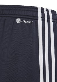 Pantalones cortos deportivos en color azul marino con un diseño de tres franjas blancas, con cinturilla elástica y logotipo AEROREADY. Tejido suave y transpirable.