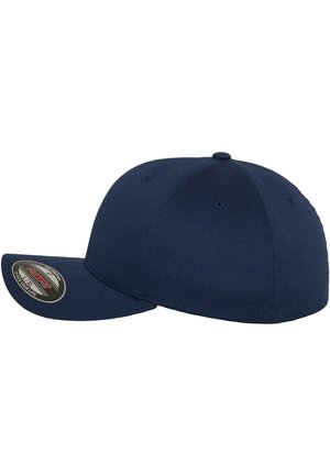 Marineblauwe pet met een gebogen klep, gemaakt van textuurstof. Bevat een knoop bovenop en ventilatiegaten aan de zijkanten.