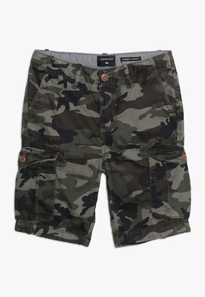 Short cargo camouflage avec fermeture bouton, poches latérales à rabat, passants pour ceinture et ceinture intérieure rayée.