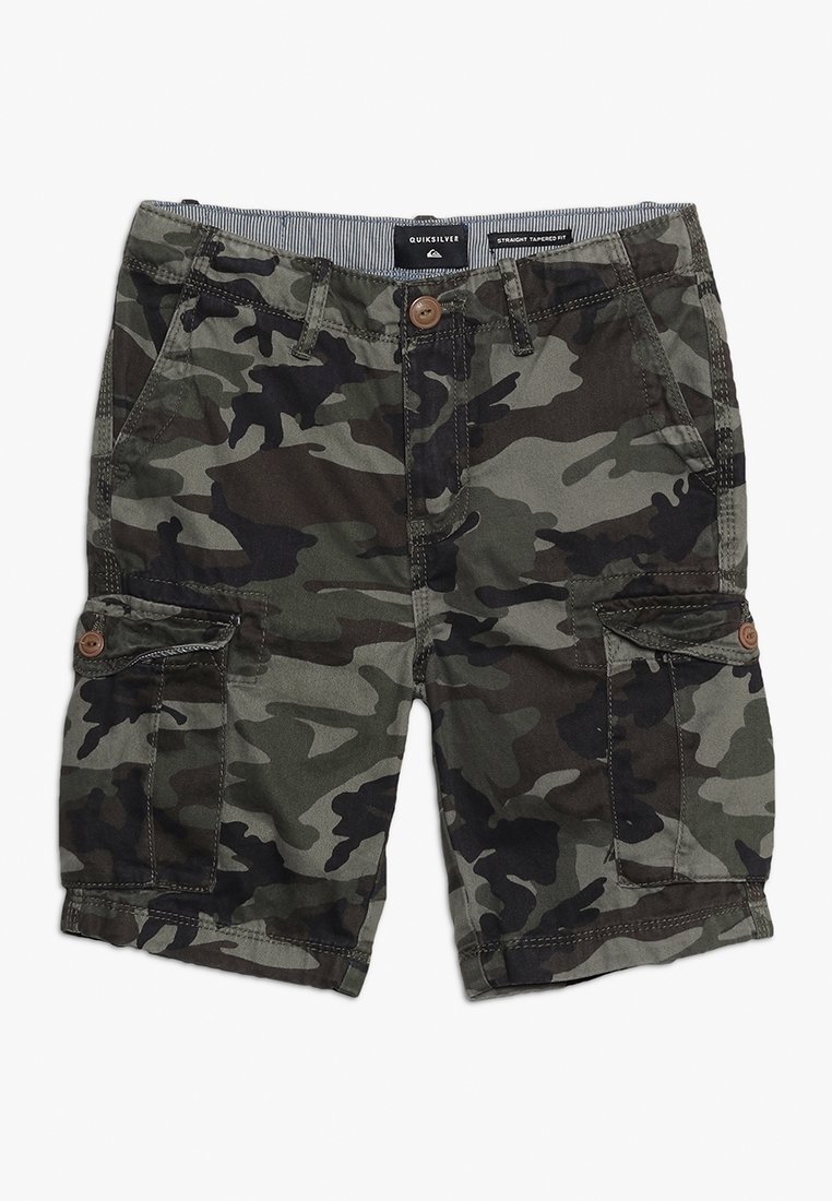 Short cargo camouflage avec fermeture bouton, poches latérales à rabat, passants pour ceinture et ceinture intérieure rayée.