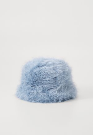 Lys blå pelsbøttehatt med rund form og myk, fluffy tekstur. Har en glatt, sømløs finish for et koselig utseende.