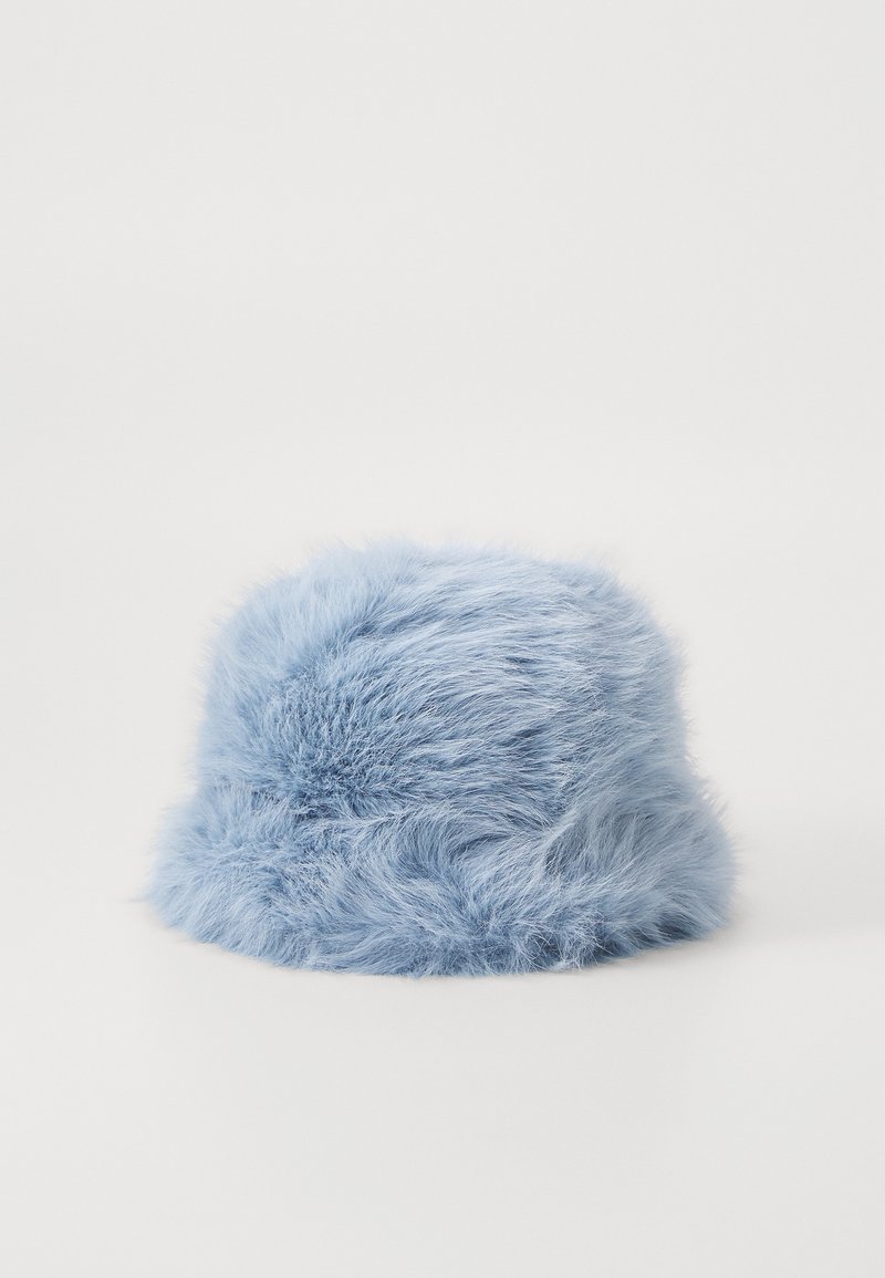Lys blå pelsbøttehatt med rund form og myk, fluffy tekstur. Har en glatt, sømløs finish for et koselig utseende.