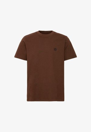 Camiseta de algodón marrón con cuello redondo, mangas cortas y un pequeño logo geométrico negro en la parte izquierda del pecho. Textura suave.