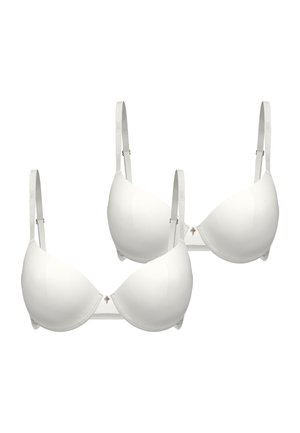 Zwei weiße gepolsterte BHs mit verstellbaren Trägern und kleinen dekorativen Anhängern in der Mitte des Vorderbands, dargestellt vor einem schlichten Hintergrund.