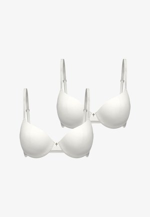 To hvide polstrede BH'er med justerbare stropper og små dekorative vedhæng centreret på frontbåndet, vist på en ensfarvet baggrund.