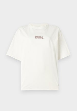 Witte t-shirt met ronde hals en korte mouwen, met een klein rood en bruin logo-tekst op de voorkant in het midden. Gemaakt van katoen.