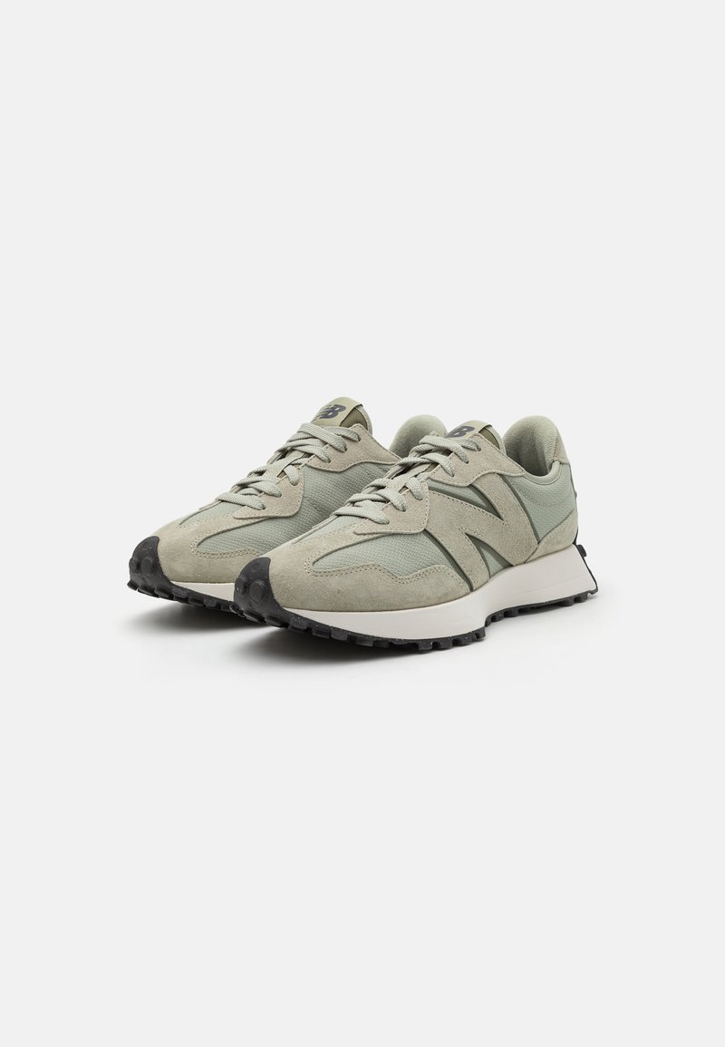 Hellgrüne Wildleder- und Mesh-Sneaker mit strukturierter Oberfläche, ausgestattet mit einer schwarzen Gummisohle und einem einfachen Schnürdesign.
