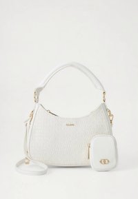 Sac à main blanc avec un motif circulaire texturé, forme arrondie, accents de ferrure dorée et petite pochette détachable. Bandoulière réglable incluse.