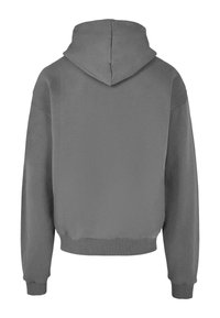 Hanorac gri cu glugă, cu o croială lejeră, având manșete și tiv din tricot. Textură de țesătură netedă, fără modele sau accente vizibile.