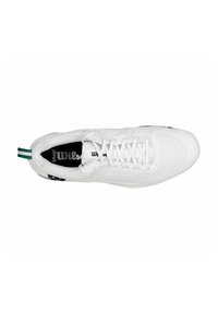 Weißer Sportschuh mit strukturiertem Obermaterial, schlankem Design, Schnürverschluss und grünen Akzenten an der Ferse und der Sohle, mit einem schwarzen Logo auf der Innensohle.