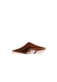 Portefeuille bi-fold en cuir marron ouvert montrant des compartiments vides sur fond blanc.
