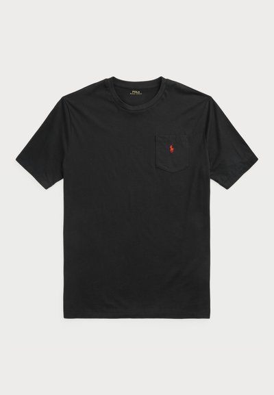 Μαύρη βαμβακερή μπλούζα με κοντά μανίκια, στρογγυλή λαιμόκοψη και τσέπη στο στήθος που έχει επενδυμένο κόκκινο λογότυπο. Κλασσική εφαρμογή, λεία υφή.