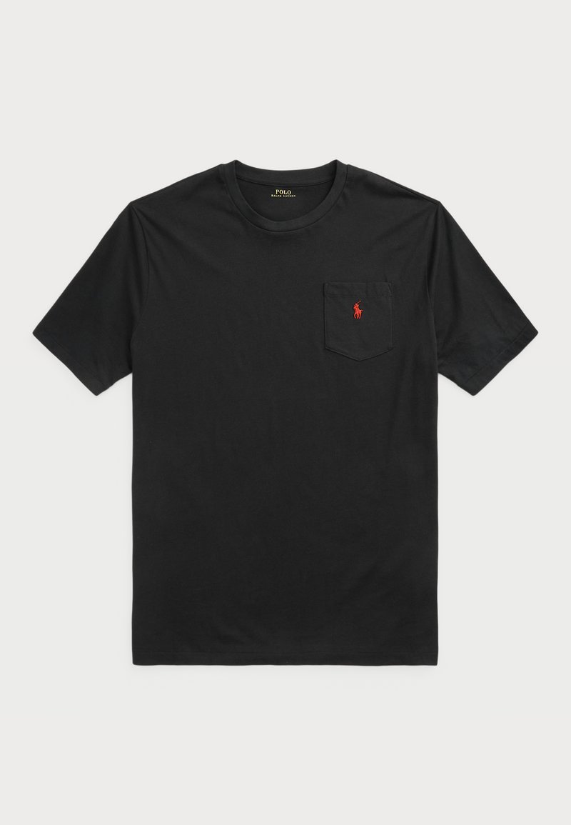 Camiseta de algodón negra con mangas cortas, cuello redondo y un bolsillo en el pecho con un logotipo bordado en rojo. Ajuste clásico, textura suave.