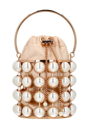 Beige tasje binnen een roségouden metalen frame, versierd met grote nep-parels, met een ronde handgreep en ketting-trekkoordsluiting.