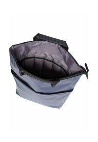Borsa sintetica lucida di colore blu navy con chiusura a zip, dettagli neri e interno suddiviso con rivestimento grigio liscio.