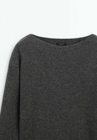 Pull en maille côtelée gris foncé avec encolure bateau et manches longues, posé à plat sur fond blanc.