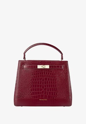 Bolso de mano de imitación de cocodrilo en color burdeos, con una forma estructurada, asa superior, cierre de hardware dorado y logo de la marca grabado en la parte frontal.