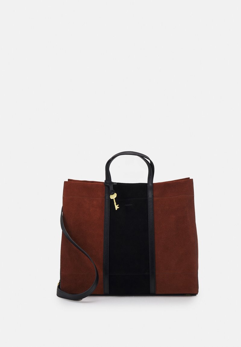 Sac fourre-tout en suède marron et noir avec deux poignées supérieures, une bandoulière réglable, un accent en or en forme de clé et un détail de logo à l'avant.