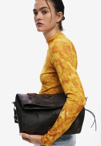 Desigual CONVERTIBLE WITH EMBOSSED DETAILS - Handbag - brown