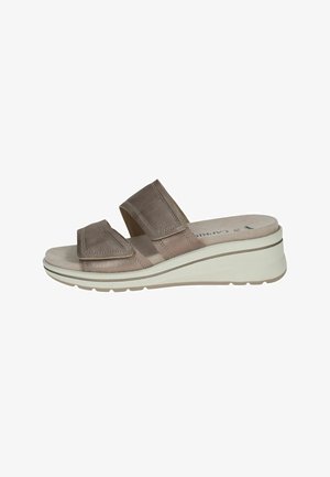 Sandali zeppa beige con due ampi cinturini sul piede, texture in pelle morbida e soletta imbottita per il comfort.