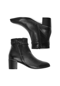 Črni usnjeni gležnjarji z ostro konico, stranskim zadrgo, dvema okrasnima zaponkama in blok peto s horizontalnimi utori.