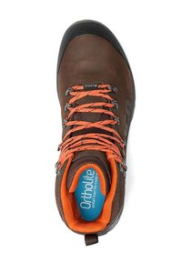 Bota de senderismo marrón con cordones y cuello en naranja. Presenta una puntera de goma y un logo de plantilla Ortholite en azul.