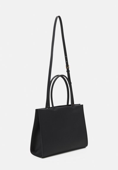 Bolsa tote de cuero negra con dos asas superiores y una correa de hombro desmontable. Textura suave y forma rectangular, diseño minimalista y sin patrones visibles.