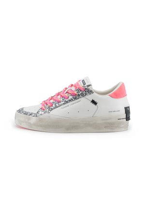 Weißer Sneaker mit niedrigem Schaft, silbernen Glitzerdetails, pinken Schnürsenkeln, einer pinken Fersenlasche und einer leicht abgenutzten Sohle, mit der Aufschrift "CRIME LONDON".