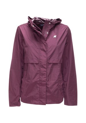 Veste légère à capuche de couleur violette avec fermeture éclair à l'avant et boutons-pression, manches longues, et petit logo blanc sur la poitrine.