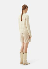 GOBI Cashmere MIT R-AUSSCHNITT UND GEMISCHTEM MUSTER - Stickad tröja - off white