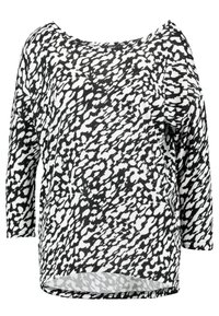 Černobílý vzorovaný top s dlouhým rukávem a lodičkovým výstřihem, volný střih a mírně zakřivený lem. Materiál vypadá měkce a lehce.
