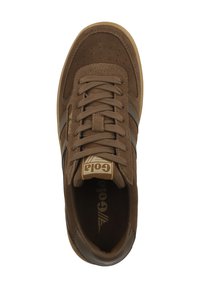 Basket en daim marron avec un bout rond, des lacets plats et des rayures sur les côtés en marron foncé. Présente un talon en cuir beige et un marquage en relief sur la semelle intérieure.