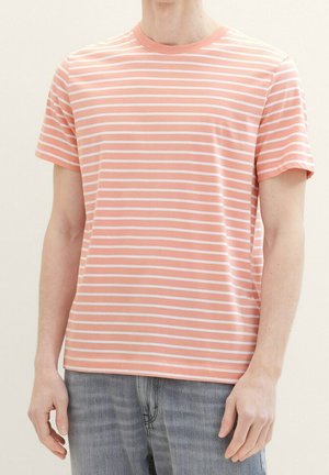 Męska koszulka z krótkim rękawem w miękkim kolorze koralowym z białymi poziomymi paskami. Klasyczny okrągły dekolt, regularny krój i materiał bawełniany. Minimalne detale.