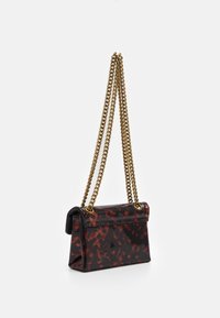 Liten handväska i röd och svart leopardmönster. Tillverkad av glansigt material, har en vikbar klaff och dubbel gyllene kedjesträng.