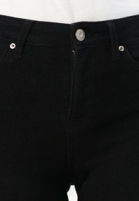 ONLY ONLPOWER MID WAIST PUSH UP - Platėjantys džinsai - washed black