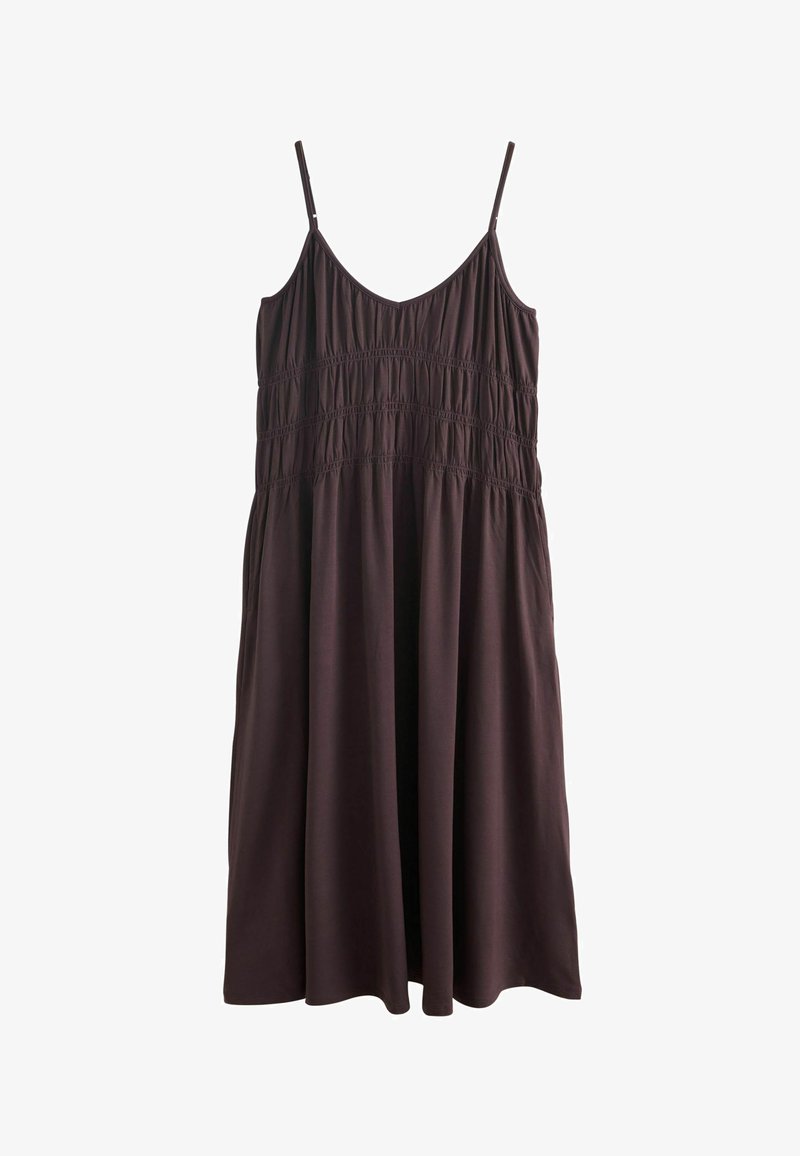 Robe midi sans manches marron foncé avec fines bretelles et détails froncés au niveau de la poitrine et de la taille.