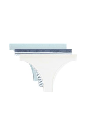 Drei ordentlich gestapelte Damenslips im Tanga-Stil in Weiß, Marineblau mit Streifen und Hellblau, jeweils mit einem gebrandeten Bund.