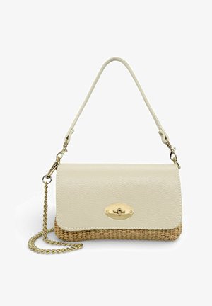 Sac bandoulière beige en cuir et paille tissée avec fermoir à verrou tournant doré et bandoulière chaîne sur fond blanc.