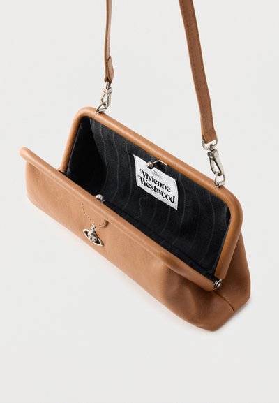 Μικρό ταμπά δερμάτινο τσαντάκι ώμου με ασημί αγκράφα, μαύρο εσωτερικό επένδυση και ορατή ετικέτα Vivienne Westwood μέσα.