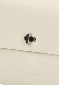 Borsa a tracolla in pelle bianca con texture, dotata di chiusura a fibbia argentata e logo impresso, che mette in risalto un design minimalista.