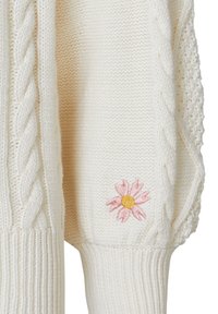 Sweter w kolorze kremowym z dzianiny w warkocz, z różowym haftowanym kwiatem o żółtym środku na rękawie oraz teksturowymi wzorami po bokach.
