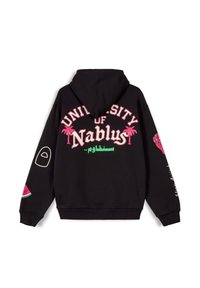 Sudadera negra con el texto "UNIVERSIDAD DE Nablus" en rosa, gráficos de palmeras y acentos de sandía en las mangas. Tejido suave y casual.