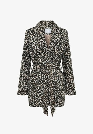 Blazer in stampa leopardata beige e nera con cintura. Presenta un colletto a scialle, maniche lunghe e tasche applicate frontali, il tutto realizzato in un tessuto testurizzato.