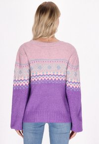 Kötött pulóver pink, lila és lila-gradiens színben; geometrikus mintákkal fehér és kék színekben; hosszú, laza ujjak; bordázott szegély.