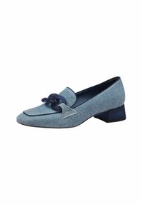Mocassini in denim blu a tacco basso con punta arrotondata, caratterizzati da un nodo decorativo e accenti blu a contrasto sulla tomaia e sulla suola.