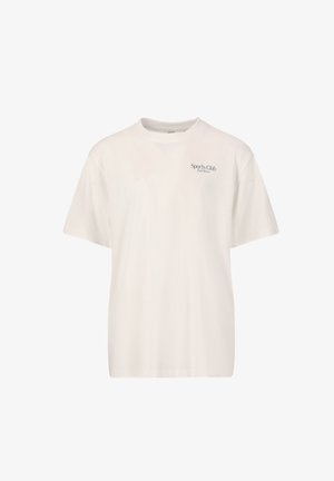 Hvid bomulds T-shirt med korte ærmer og logo på brystet, parret med sorte cykelshorts og hvide atletiksko med strukturerede såler.