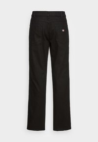 Pantalones de mezclilla negra con un diseño de pierna recta, bolsillos traseros y una pequeña etiqueta de logo en la cinturilla. Textura mate y construcción resistente.