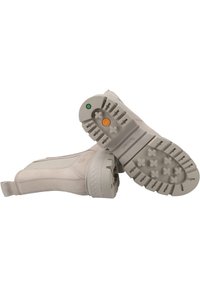 Jasno beżowe botki do kostki wykonane z fakturowanej skóry, z gumową podeszwą o głębokim bieżniku i kolorowymi akcentami na obcasie.