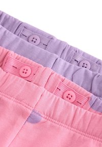 Τρία ζευγάρια παντελονιών με ελαστική μέση σε ροζ και μοβ αποχρώσεις. Κάθε ένα διαθέτει κλείσιμο με κουμπί και λεία υφή υφάσματος.